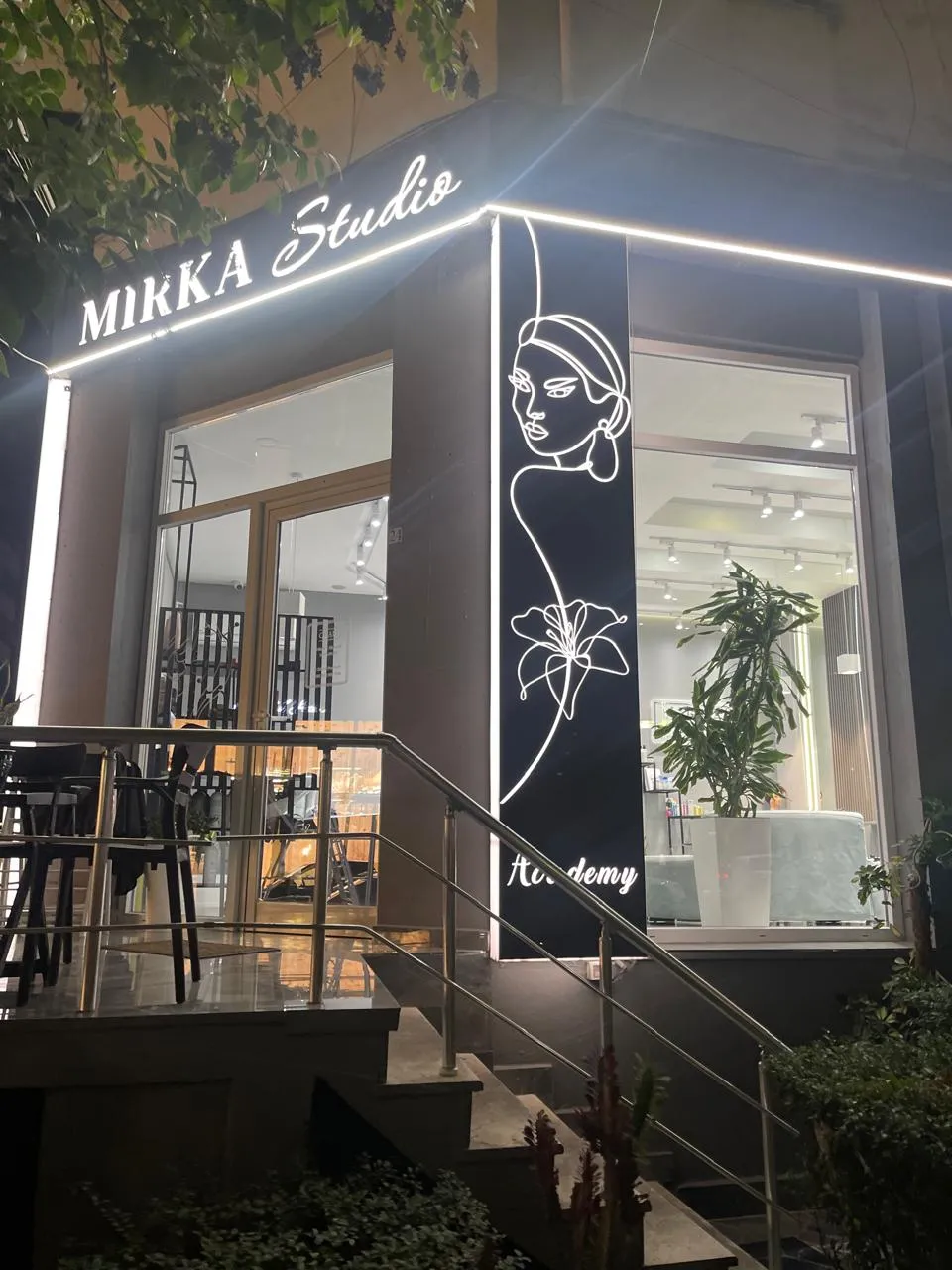 Hyrja e Mirka Studio Academy në mbrëmje, me tabelën e ndriçuar